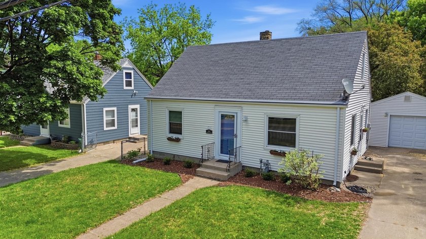 Classic Charm, Modern Updates - West St. Paul This charming - photo 22