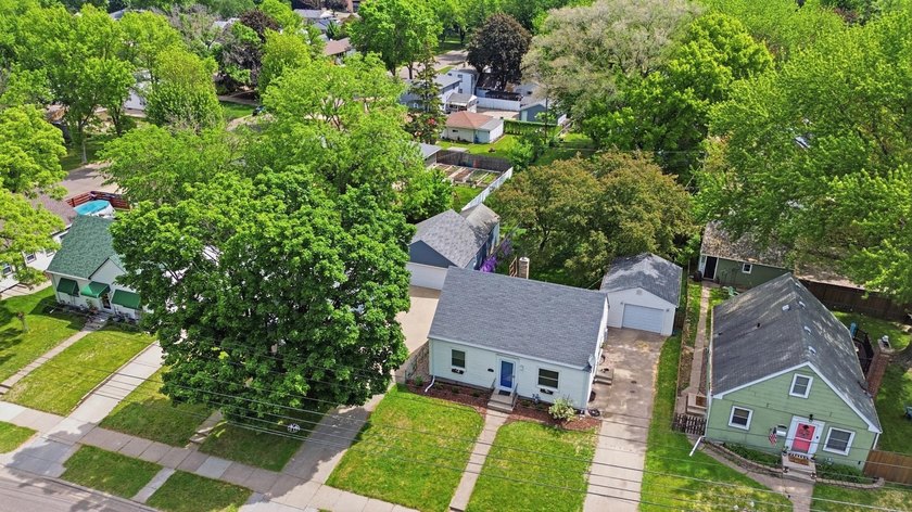 Classic Charm, Modern Updates - West St. Paul This charming - photo 23
