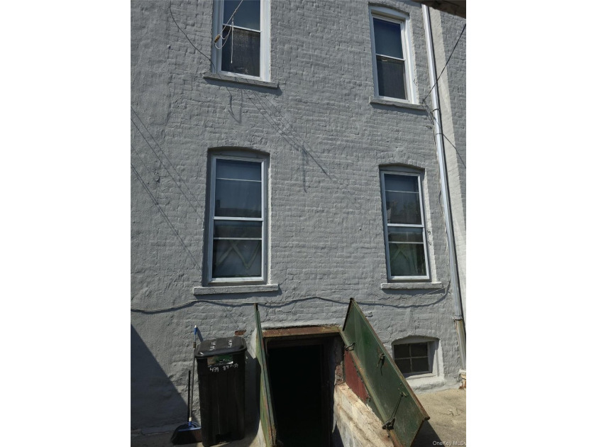 Great investment property - both units in home vacant. Separate - photo 25