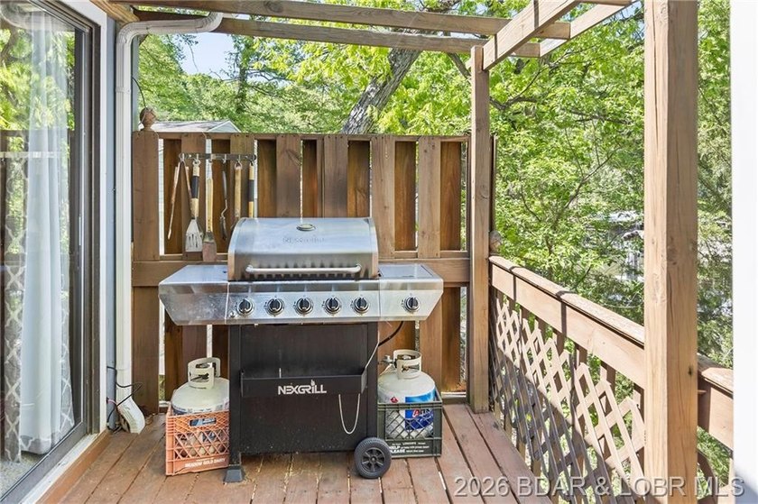 Newer HVAC, roof and gutters, water heater, and appliances - photo 32