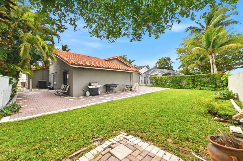 Welcome to Coquina Lakes! This well-maintained 1-story home - photo 32
