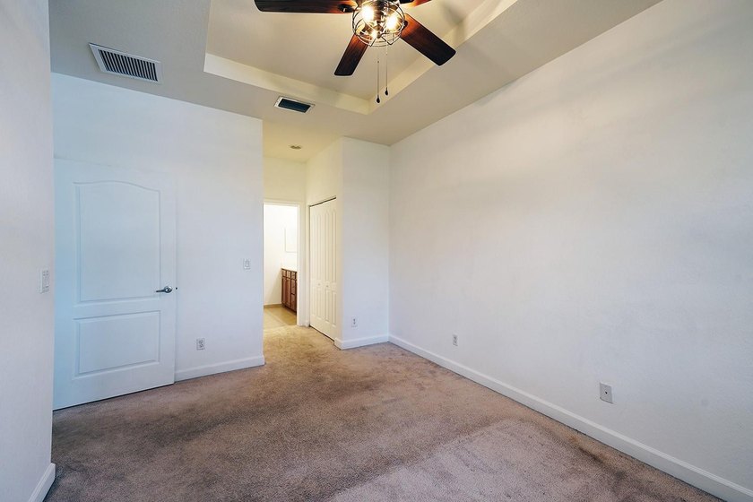 Welcome to this charming 4-bedroom, 2.5-bathroom townhouse - photo 15