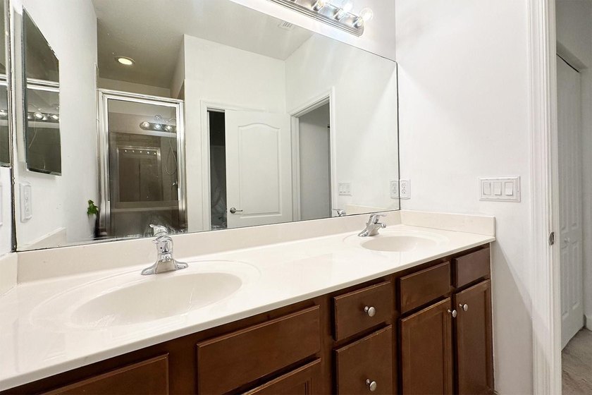 Welcome to this charming 4-bedroom, 2.5-bathroom townhouse - photo 17