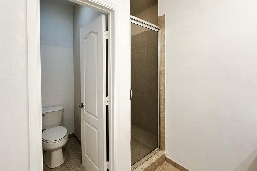 Welcome to this charming 4-bedroom, 2.5-bathroom townhouse - photo 19