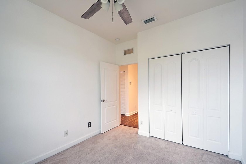 Welcome to this charming 4-bedroom, 2.5-bathroom townhouse - photo 22