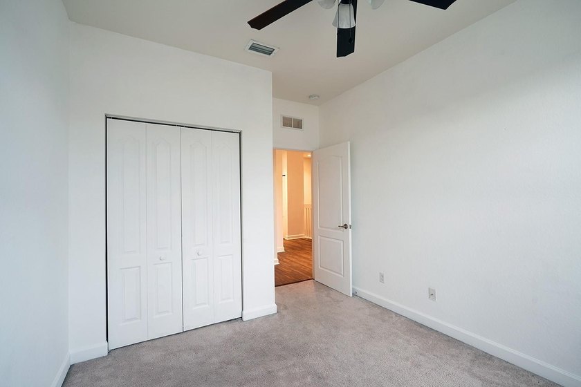 Welcome to this charming 4-bedroom, 2.5-bathroom townhouse - photo 25