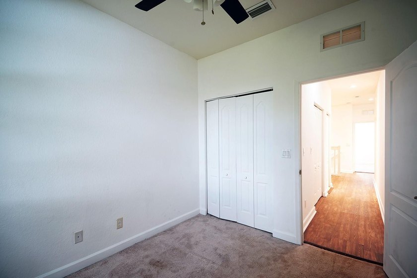 Welcome to this charming 4-bedroom, 2.5-bathroom townhouse - photo 28