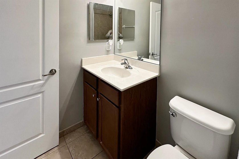 Welcome to this charming 4-bedroom, 2.5-bathroom townhouse - photo 30