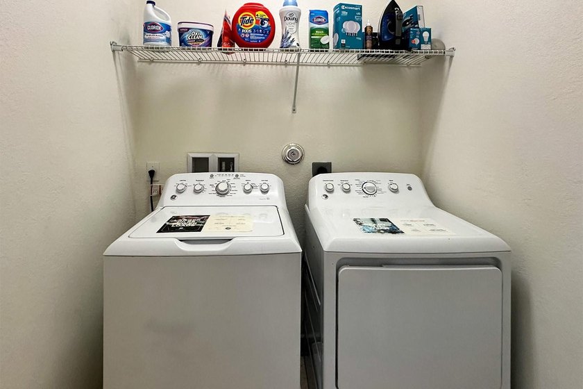 Welcome to this charming 4-bedroom, 2.5-bathroom townhouse - photo 33