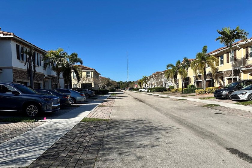 Welcome to this charming 4-bedroom, 2.5-bathroom townhouse - photo 34