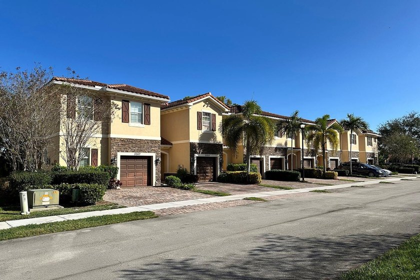 Welcome to this charming 4-bedroom, 2.5-bathroom townhouse - photo 35