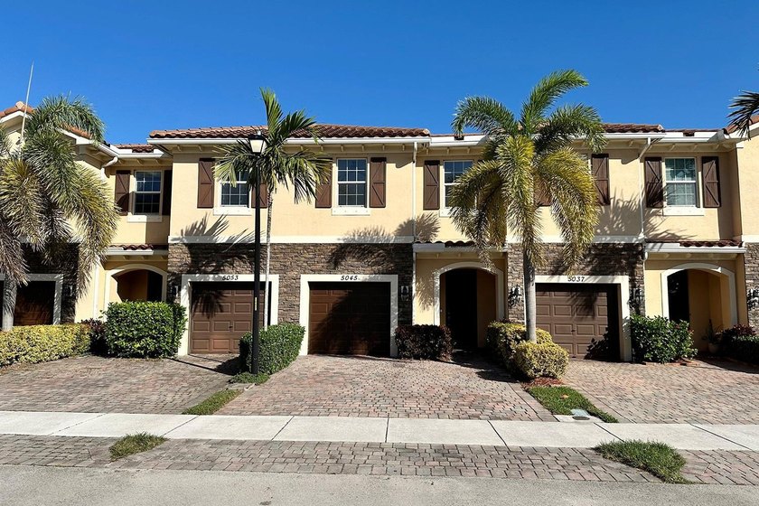 Welcome to this charming 4-bedroom, 2.5-bathroom townhouse - photo 36