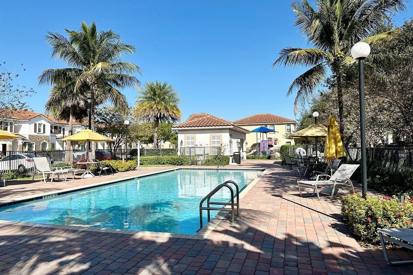 Welcome to this charming 4-bedroom, 2.5-bathroom townhouse - photo 46
