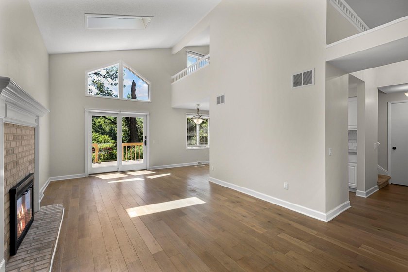 Light, bright &amp; spacious 2BR/1.5BA condo in desirable Woodridge - photo 11