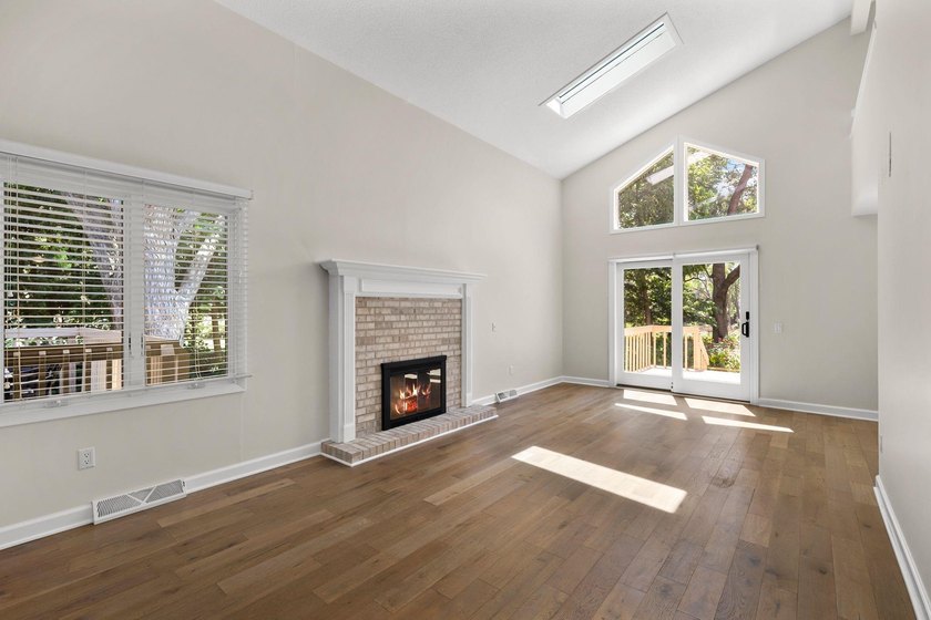 Light, bright &amp; spacious 2BR/1.5BA condo in desirable Woodridge - photo 12