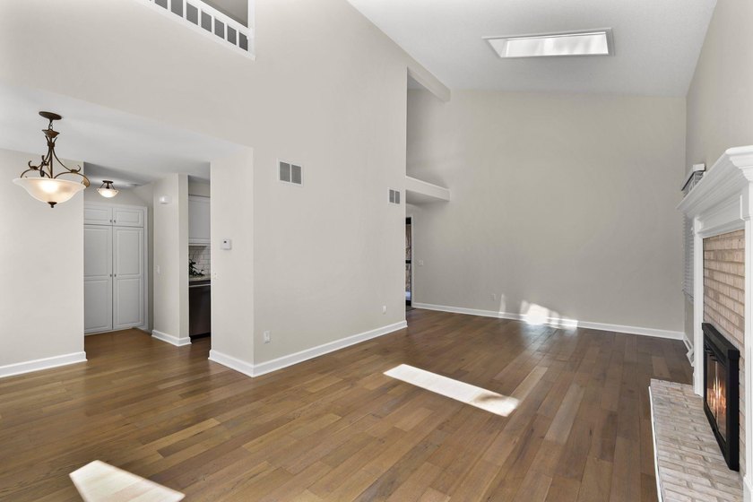 Light, bright &amp; spacious 2BR/1.5BA condo in desirable Woodridge - photo 15