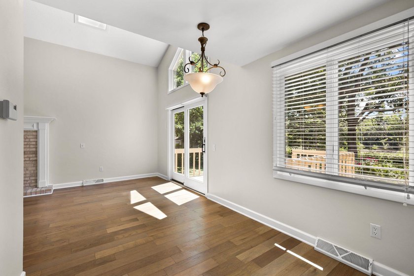Light, bright &amp; spacious 2BR/1.5BA condo in desirable Woodridge - photo 16