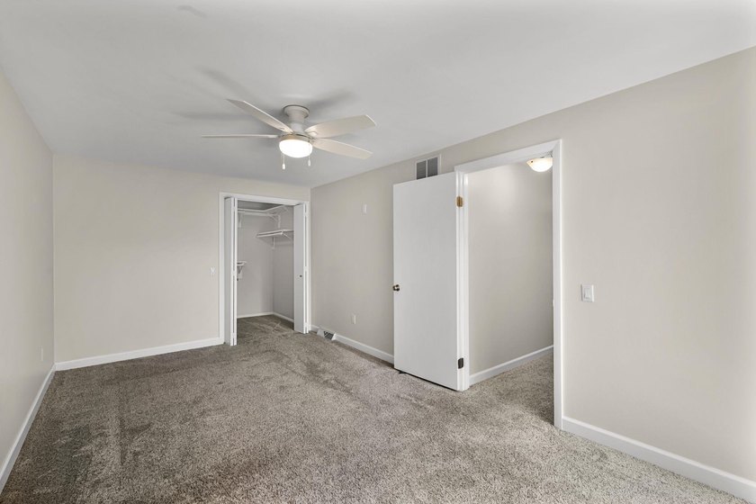 Light, bright &amp; spacious 2BR/1.5BA condo in desirable Woodridge - photo 19