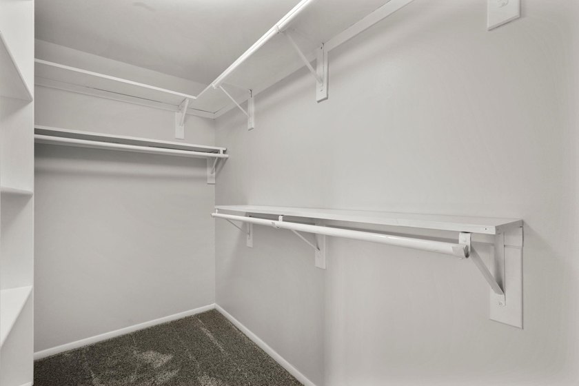Light, bright &amp; spacious 2BR/1.5BA condo in desirable Woodridge - photo 21