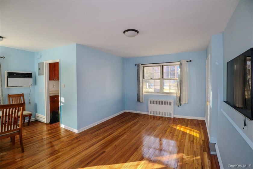 Sun-Drenched Corner Garden Unit On The First Floor. Step into - photo 2