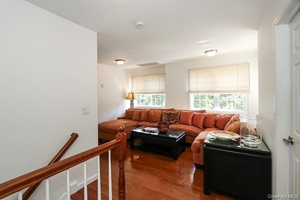 Nestled in a serene Huntington cul-de-sac, this stunning Spring - photo 22