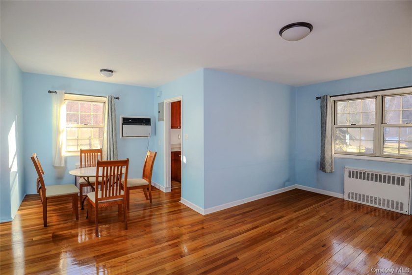 Sun-Drenched Corner Garden Unit On The First Floor. Step into - photo 3