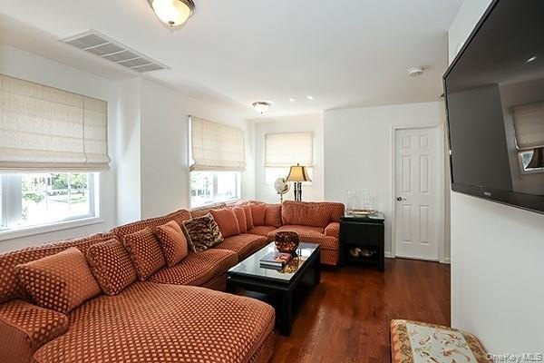 Nestled in a serene Huntington cul-de-sac, this stunning Spring - photo 23