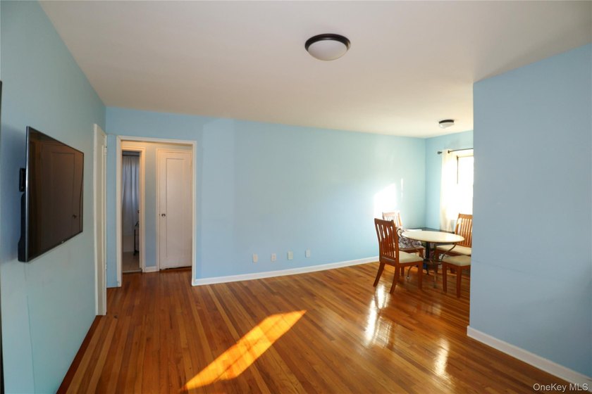 Sun-Drenched Corner Garden Unit On The First Floor. Step into - photo 4