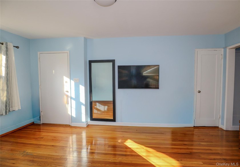 Sun-Drenched Corner Garden Unit On The First Floor. Step into - photo 5