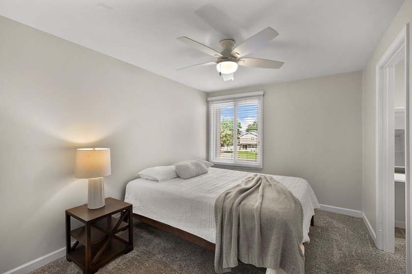 Light, bright &amp; spacious 2BR/1.5BA condo in desirable Woodridge - photo 25
