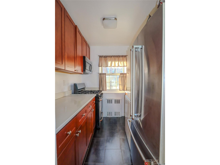Sun-Drenched Corner Garden Unit On The First Floor. Step into - photo 6