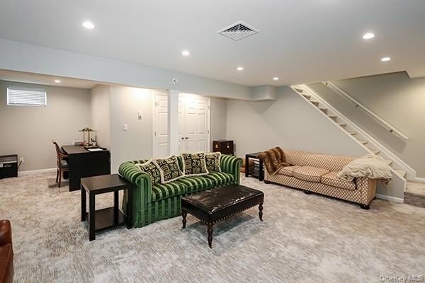 Nestled in a serene Huntington cul-de-sac, this stunning Spring - photo 26