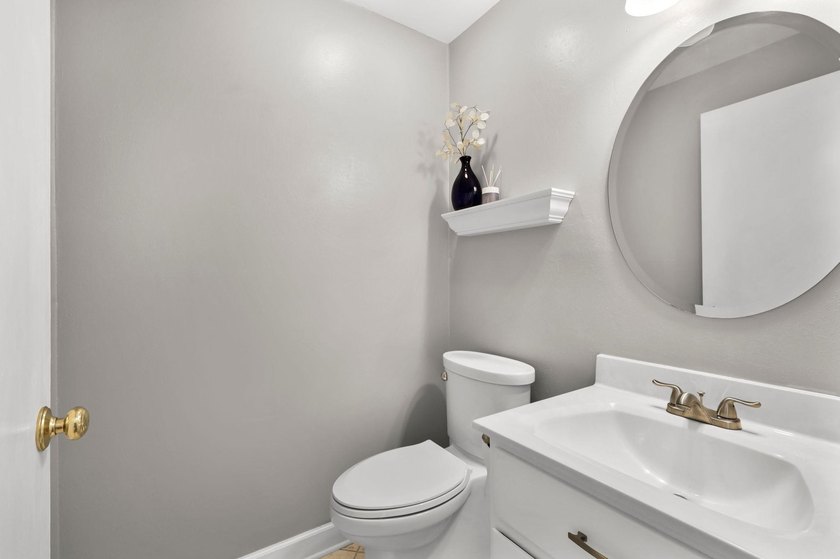 Light, bright &amp; spacious 2BR/1.5BA condo in desirable Woodridge - photo 26