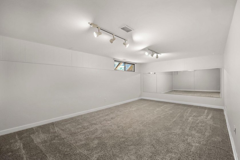 Light, bright &amp; spacious 2BR/1.5BA condo in desirable Woodridge - photo 30