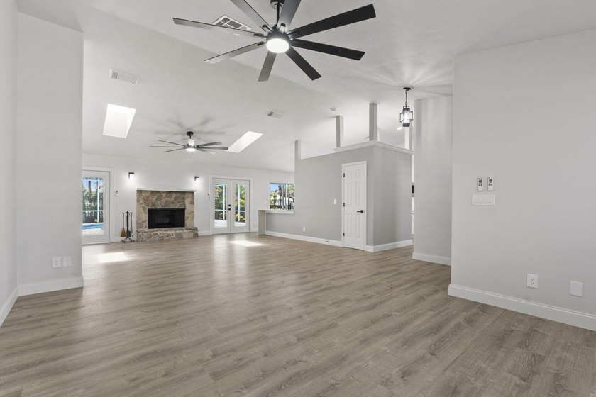 Welcome to this stunning, fully renovated 4-bedroom, 2-bath - photo 11