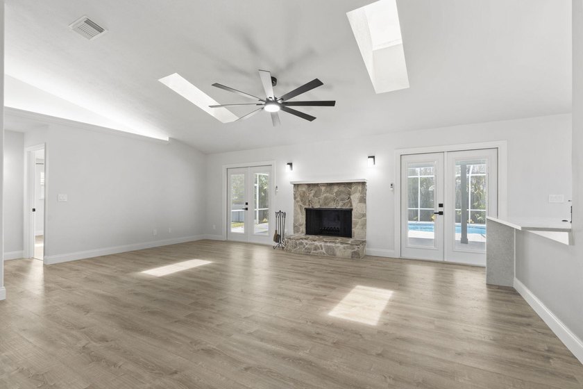 Welcome to this stunning, fully renovated 4-bedroom, 2-bath - photo 12