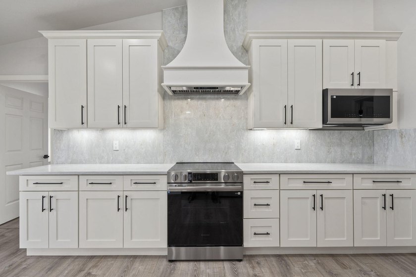 Welcome to this stunning, fully renovated 4-bedroom, 2-bath - photo 13