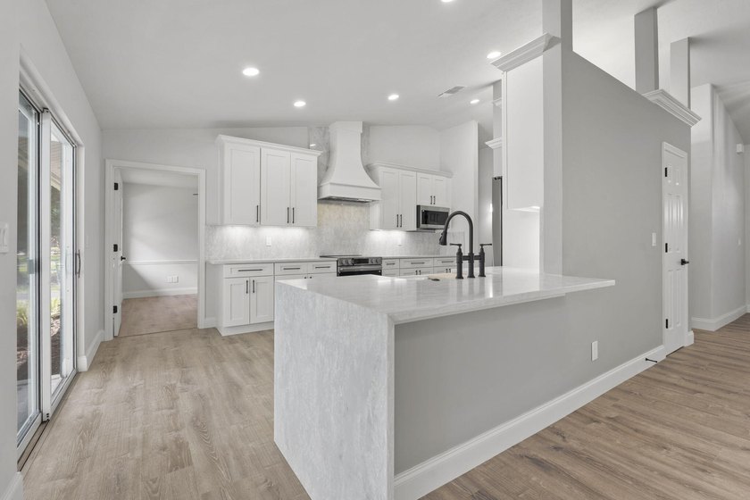 Welcome to this stunning, fully renovated 4-bedroom, 2-bath - photo 14