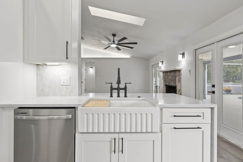 Welcome to this stunning, fully renovated 4-bedroom, 2-bath - photo 16