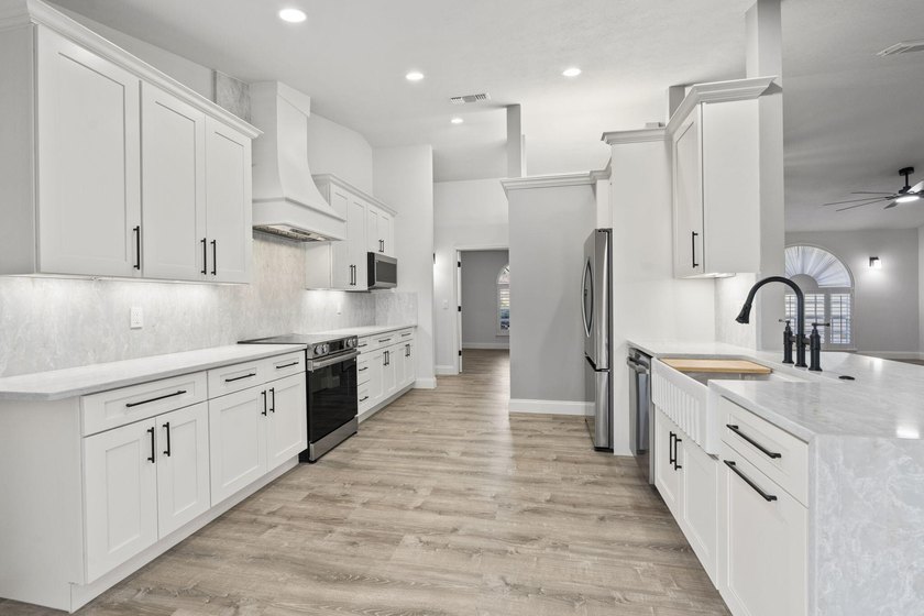 Welcome to this stunning, fully renovated 4-bedroom, 2-bath - photo 17