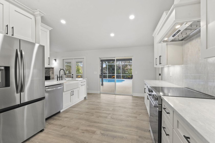 Welcome to this stunning, fully renovated 4-bedroom, 2-bath - photo 18