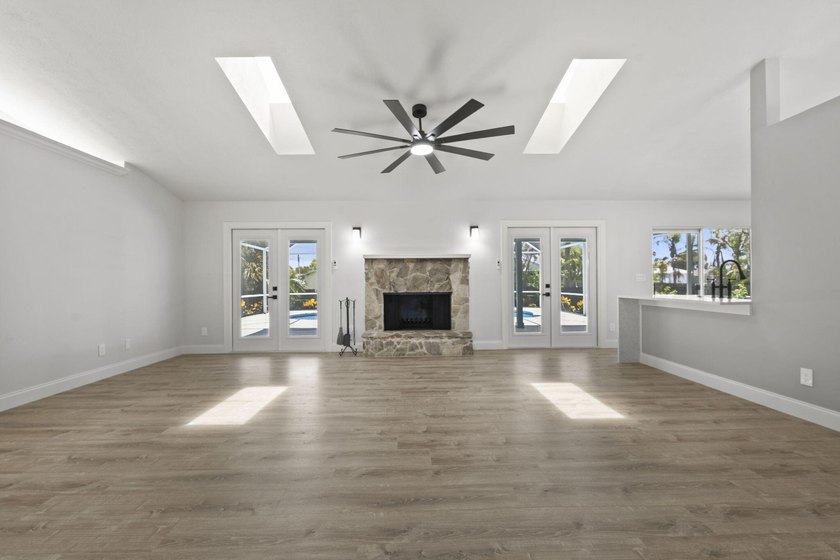 Welcome to this stunning, fully renovated 4-bedroom, 2-bath - photo 19
