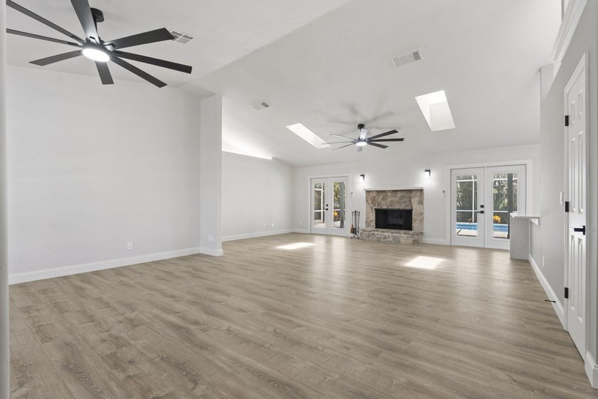 Welcome to this stunning, fully renovated 4-bedroom, 2-bath - photo 21
