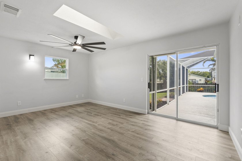 Welcome to this stunning, fully renovated 4-bedroom, 2-bath - photo 22