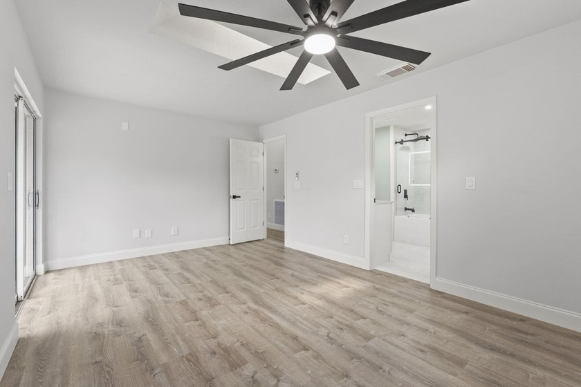 Welcome to this stunning, fully renovated 4-bedroom, 2-bath - photo 23