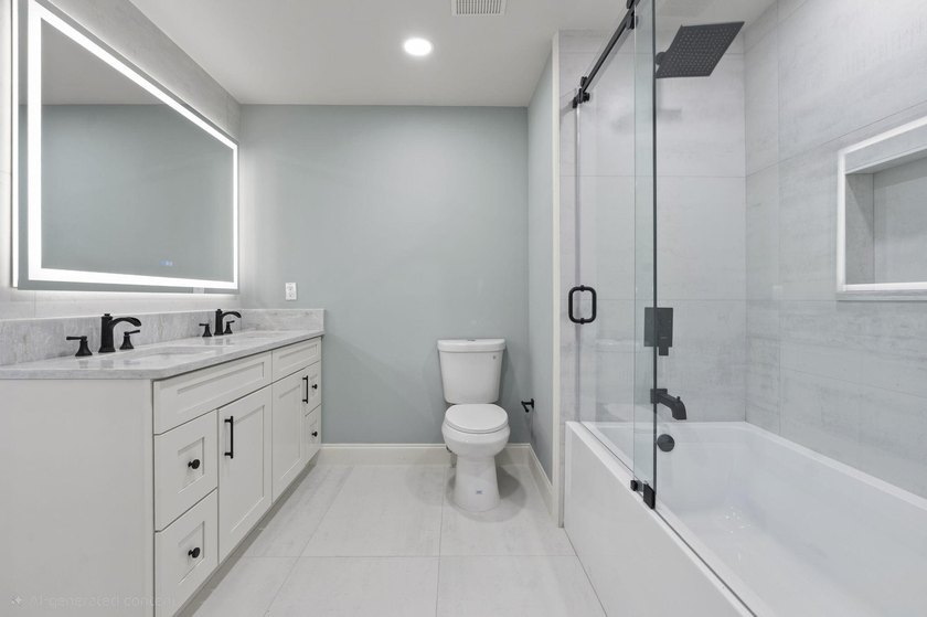 Welcome to this stunning, fully renovated 4-bedroom, 2-bath - photo 24