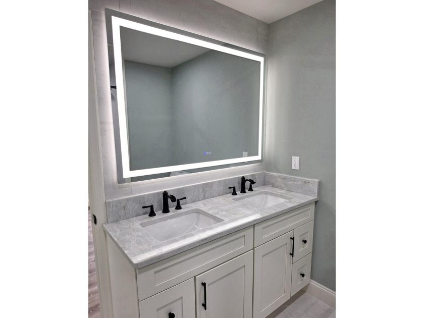 Welcome to this stunning, fully renovated 4-bedroom, 2-bath - photo 26