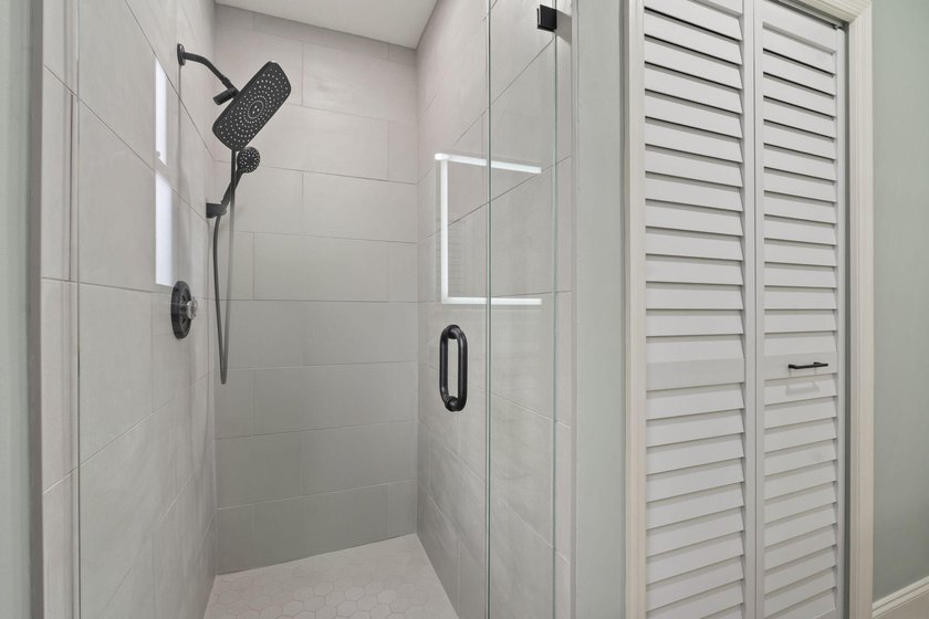 Welcome to this stunning, fully renovated 4-bedroom, 2-bath - photo 29