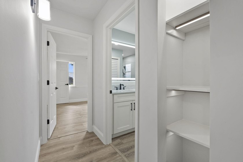 Welcome to this stunning, fully renovated 4-bedroom, 2-bath - photo 30