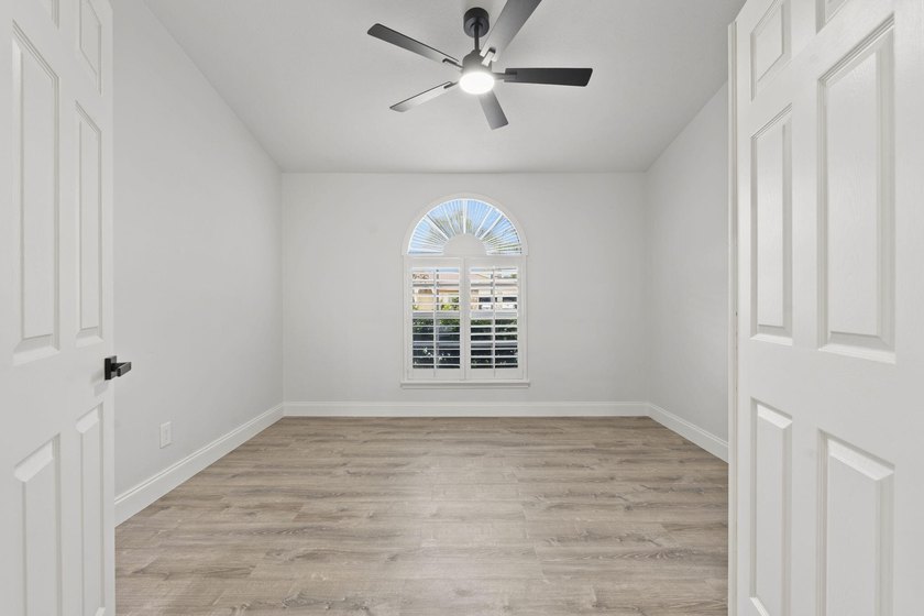 Welcome to this stunning, fully renovated 4-bedroom, 2-bath - photo 31